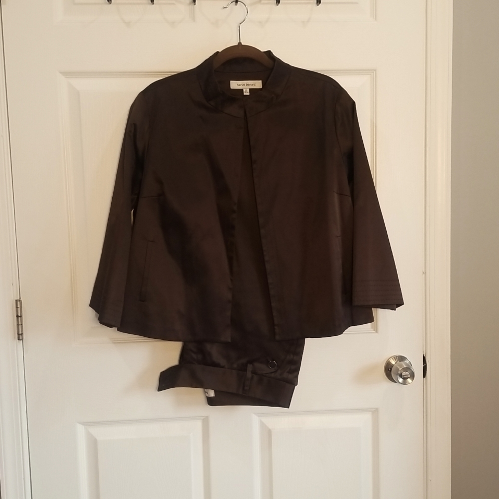 Harve' Benard two piece pant suit. Blaze size XL, pant size 14.